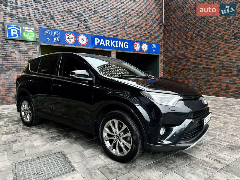 Позашляховик / Кросовер Toyota RAV4 2017 в Дніпрі