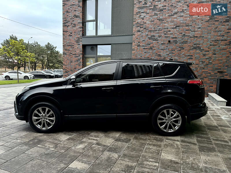 Позашляховик / Кросовер Toyota RAV4 2017 в Дніпрі