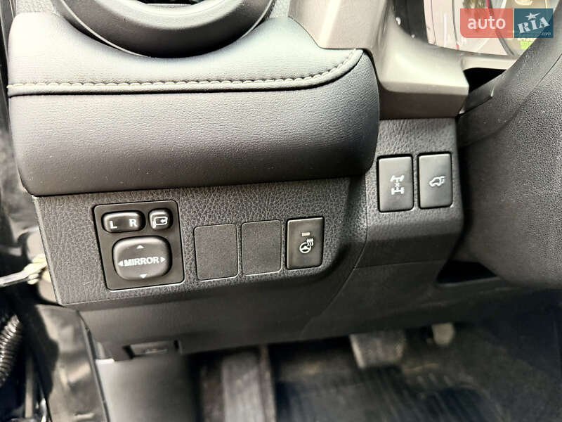 Позашляховик / Кросовер Toyota RAV4 2017 в Дніпрі