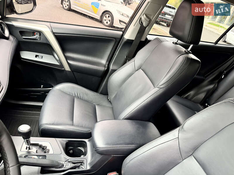 Позашляховик / Кросовер Toyota RAV4 2017 в Дніпрі