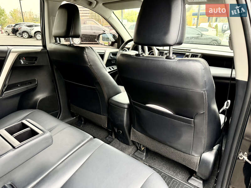 Позашляховик / Кросовер Toyota RAV4 2017 в Дніпрі