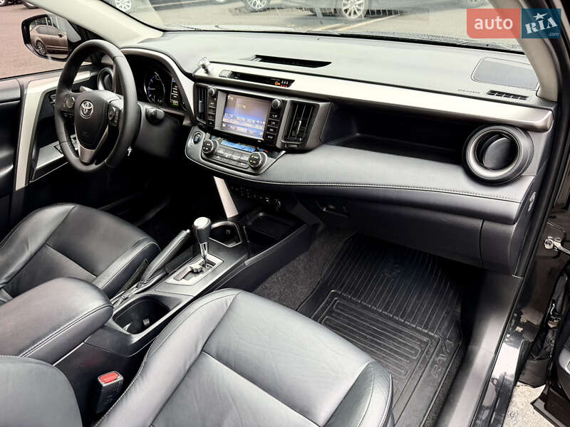 Позашляховик / Кросовер Toyota RAV4 2017 в Дніпрі