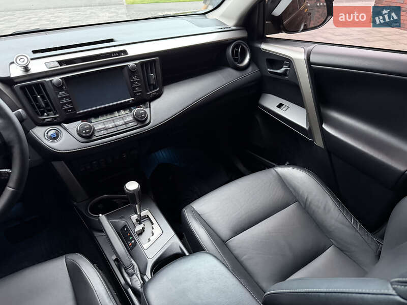 Позашляховик / Кросовер Toyota RAV4 2017 в Дніпрі
