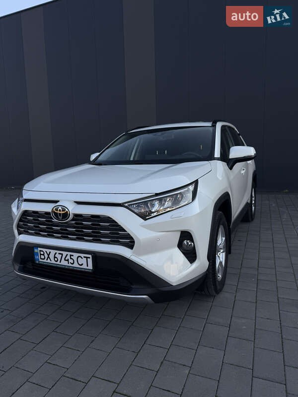 Внедорожник / Кроссовер Toyota RAV4 2021 в Хмельницком