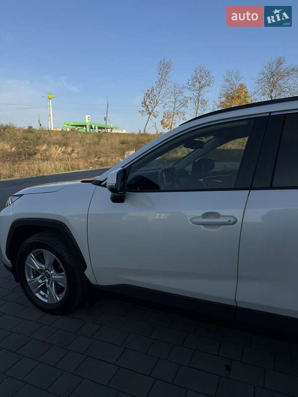 Внедорожник / Кроссовер Toyota RAV4 2021 в Хмельницком