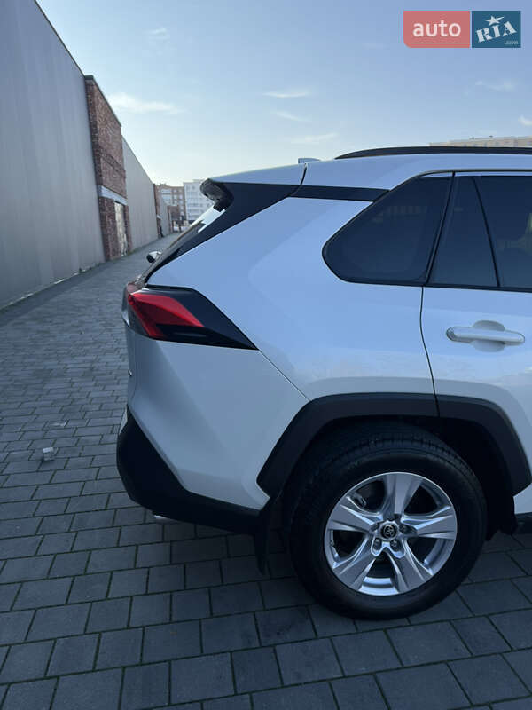 Внедорожник / Кроссовер Toyota RAV4 2021 в Хмельницком