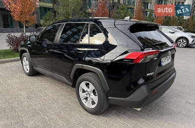 Внедорожник / Кроссовер Toyota RAV4 2020 в 