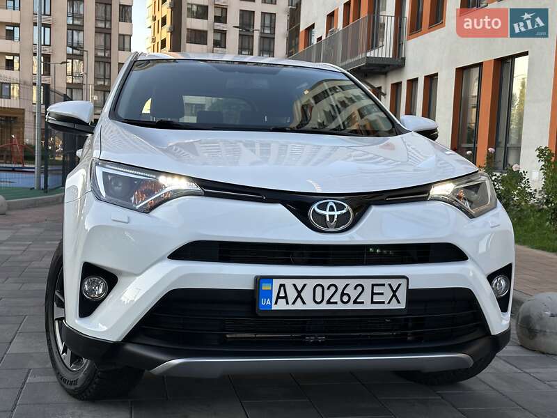 Внедорожник / Кроссовер Toyota RAV4 2017 в Киеве