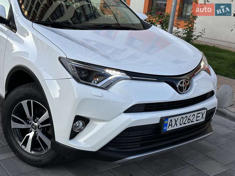 Внедорожник / Кроссовер Toyota RAV4 2017 в Киеве
