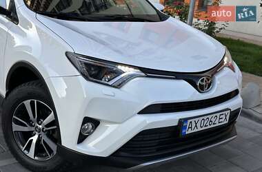 Внедорожник / Кроссовер Toyota RAV4 2017 в 