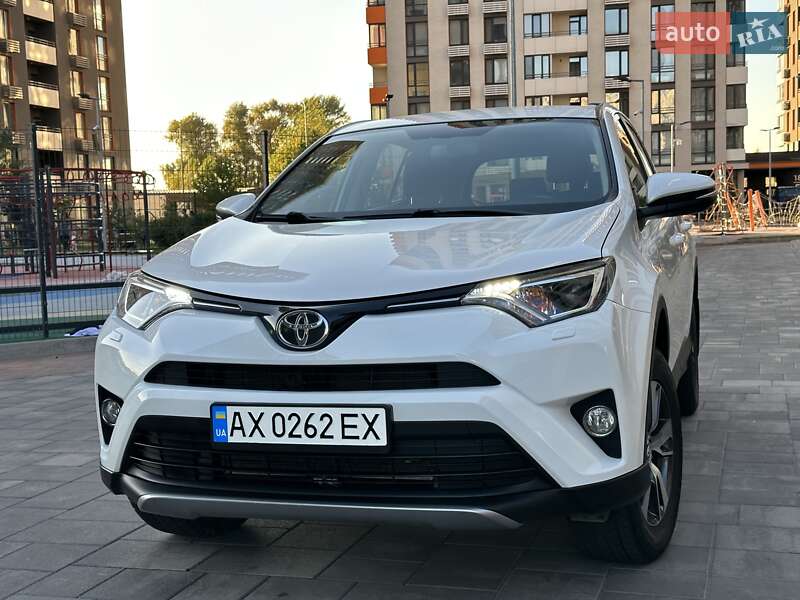 Внедорожник / Кроссовер Toyota RAV4 2017 в Киеве