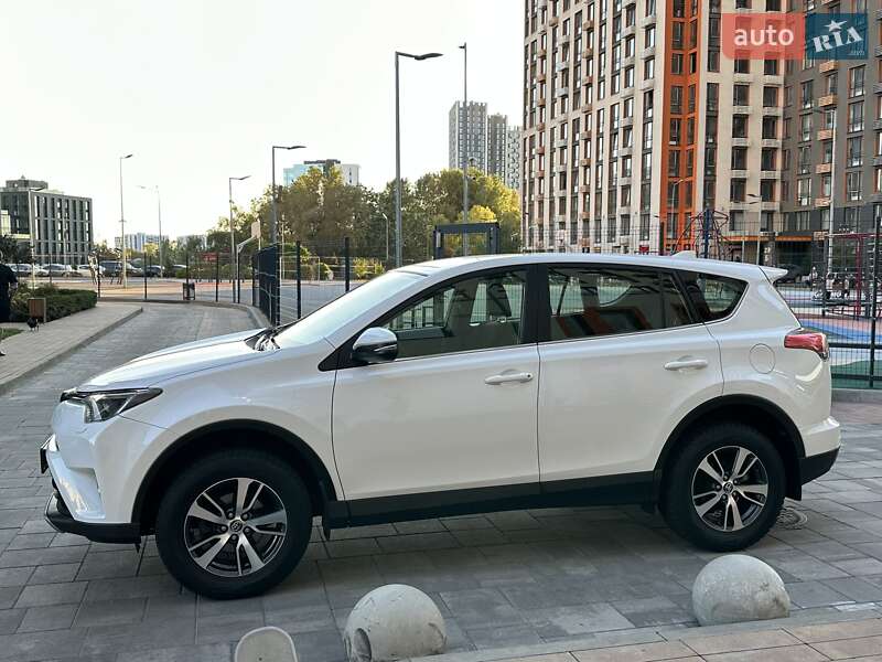 Внедорожник / Кроссовер Toyota RAV4 2017 в Киеве