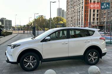 Внедорожник / Кроссовер Toyota RAV4 2017 в 