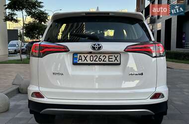 Внедорожник / Кроссовер Toyota RAV4 2017 в 