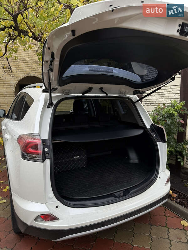 Позашляховик / Кросовер Toyota RAV4 2016 в Харкові