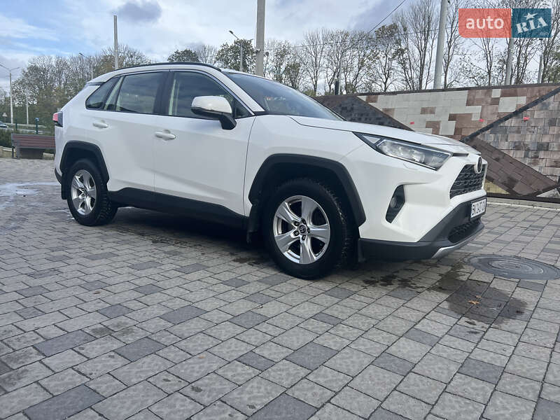 Внедорожник / Кроссовер Toyota RAV4 2019 в Ровно