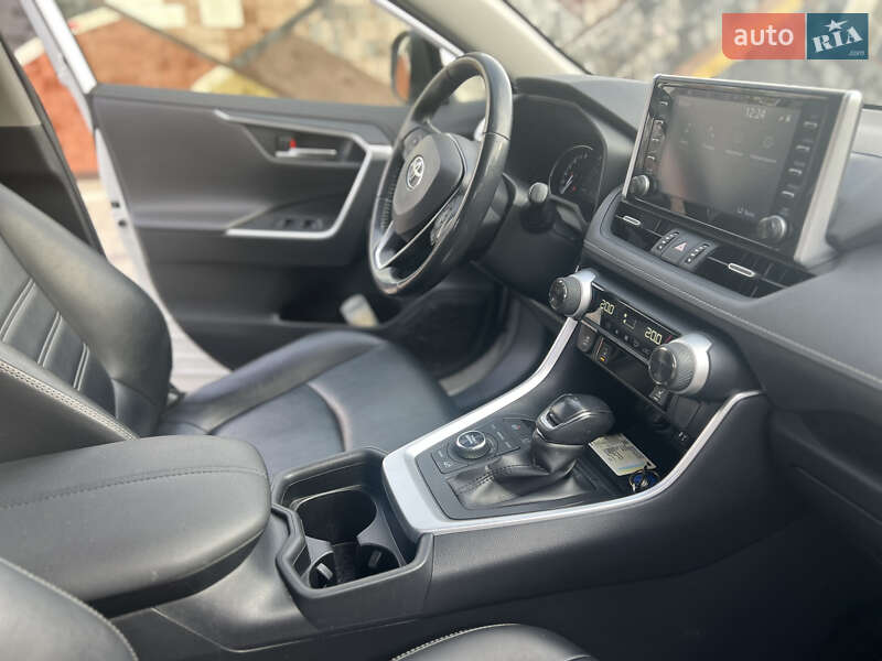 Внедорожник / Кроссовер Toyota RAV4 2019 в Ровно