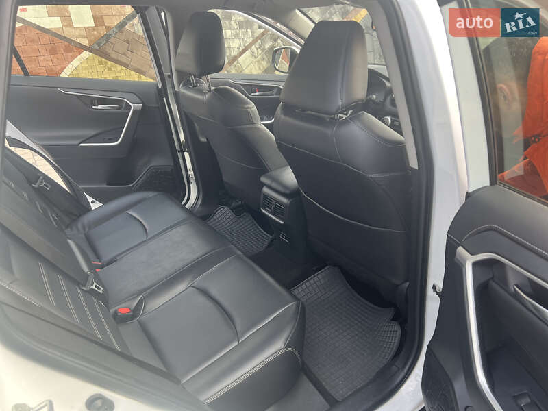 Внедорожник / Кроссовер Toyota RAV4 2019 в Ровно