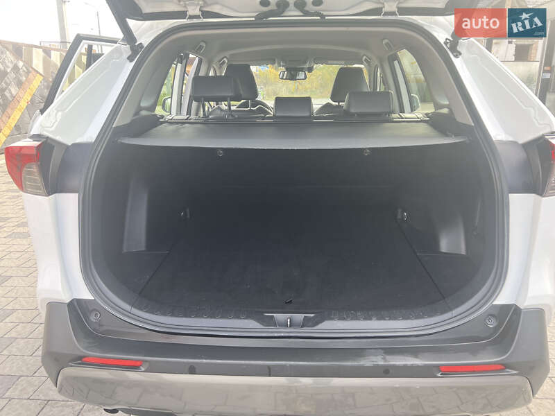 Внедорожник / Кроссовер Toyota RAV4 2019 в Ровно