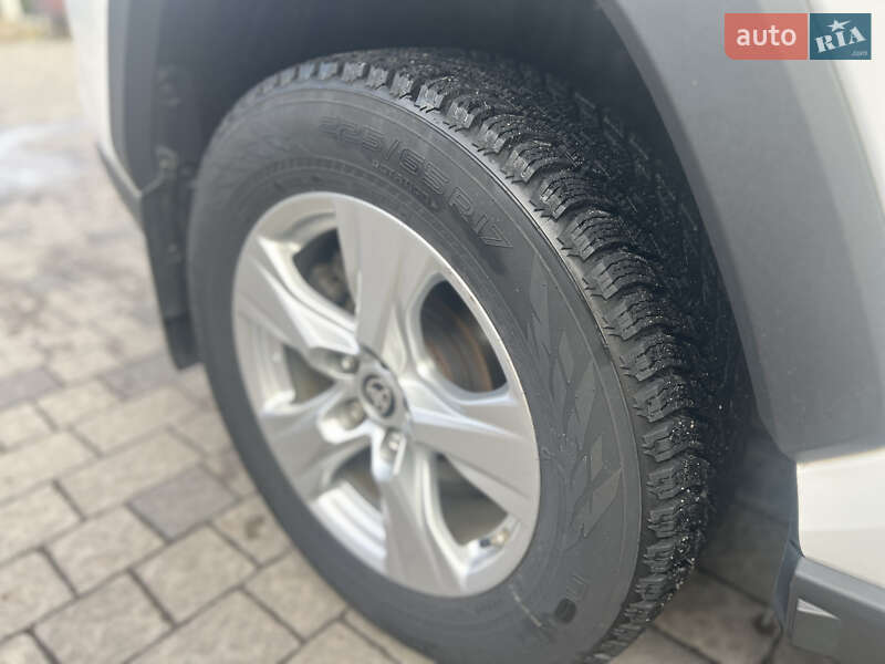 Внедорожник / Кроссовер Toyota RAV4 2019 в Ровно