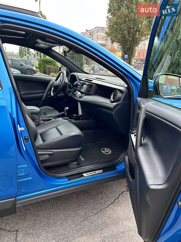 Позашляховик / Кросовер Toyota RAV4 2017 в Харкові