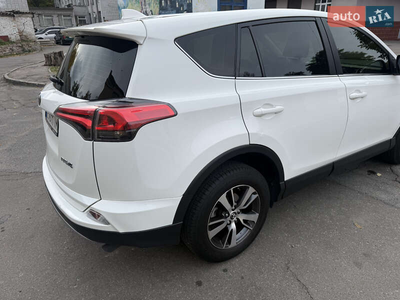 Внедорожник / Кроссовер Toyota RAV4 2017 в Днепре