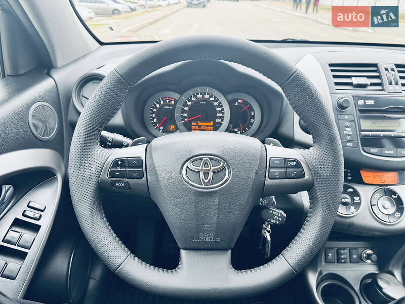 Внедорожник / Кроссовер Toyota RAV4 2011 в Киеве