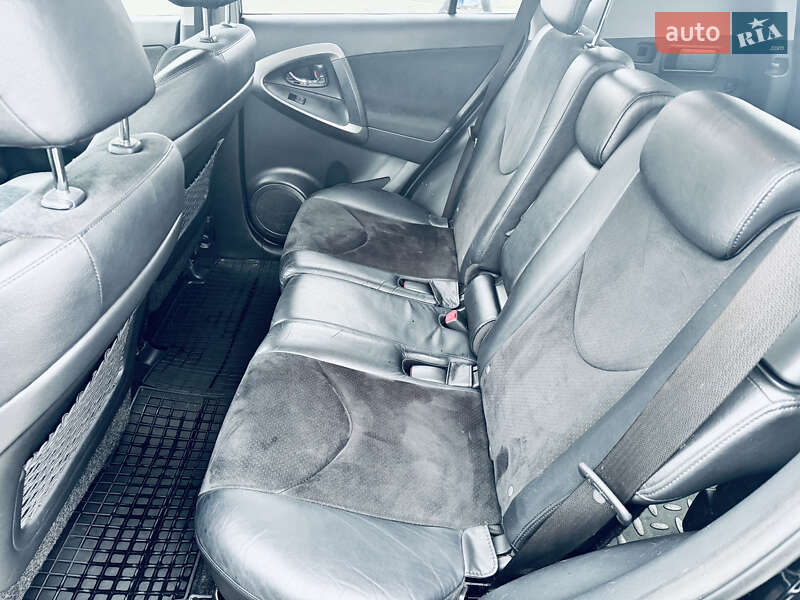 Внедорожник / Кроссовер Toyota RAV4 2011 в Киеве