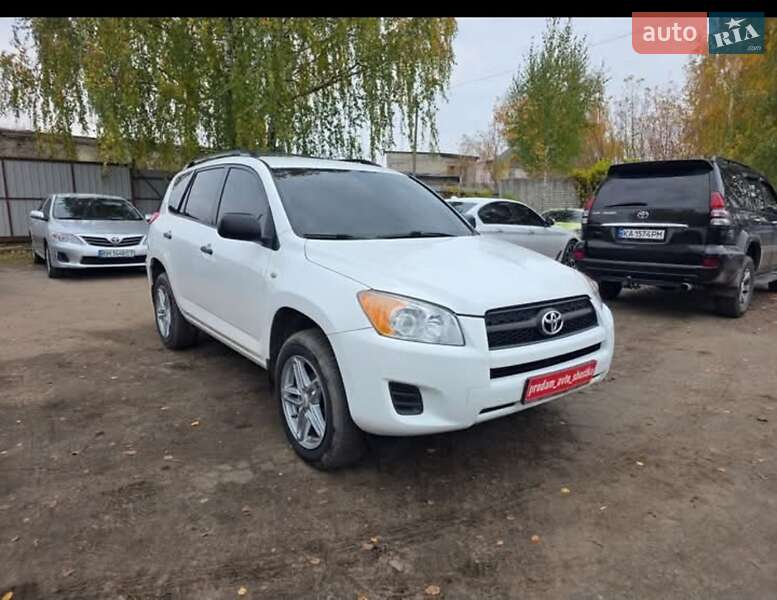 Внедорожник / Кроссовер Toyota RAV4 2012 в Шостке