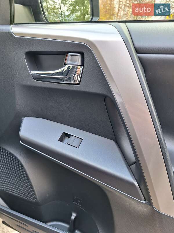 Внедорожник / Кроссовер Toyota RAV4 2018 в Киеве