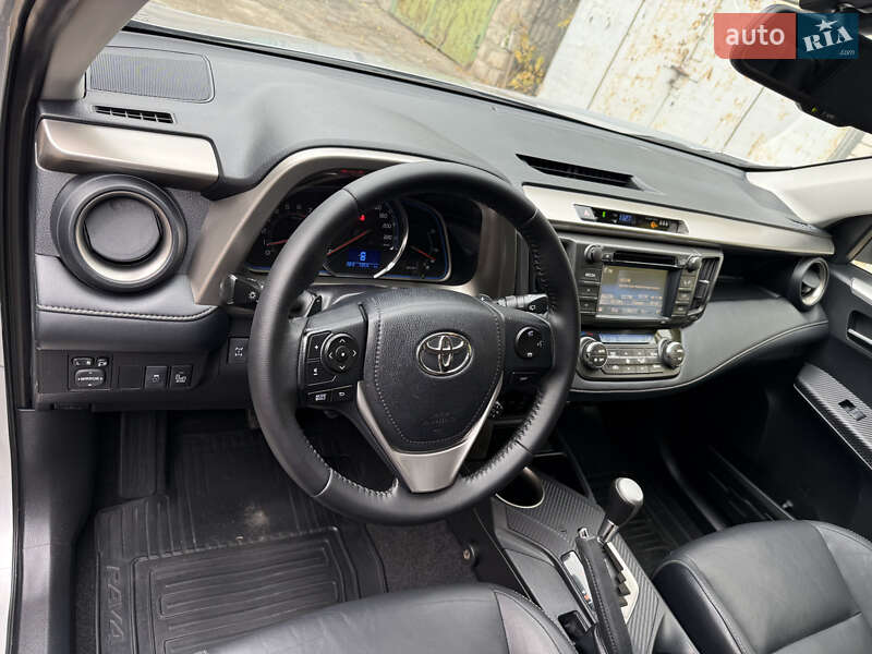 Внедорожник / Кроссовер Toyota RAV4 2015 в Днепре