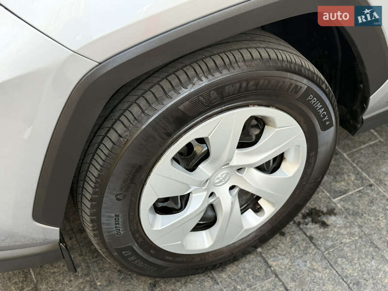 Внедорожник / Кроссовер Toyota RAV4 2019 в Киеве