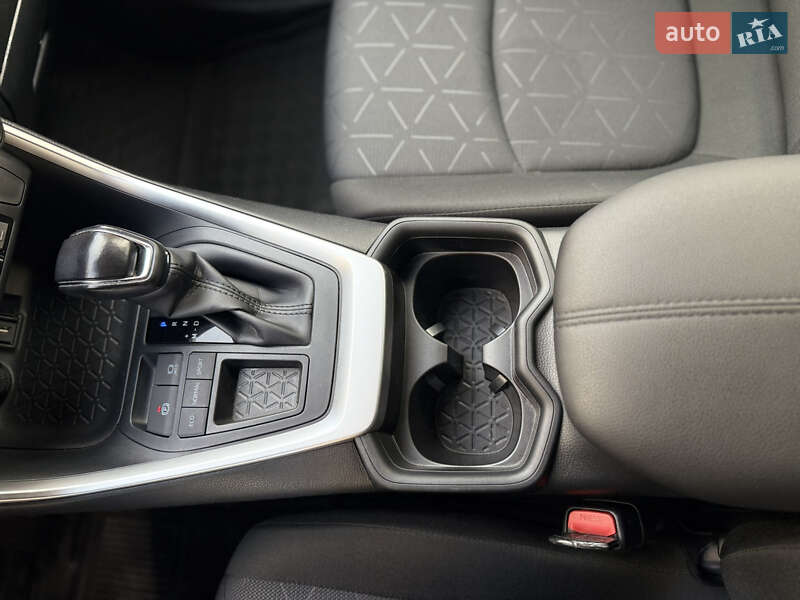 Внедорожник / Кроссовер Toyota RAV4 2019 в Киеве