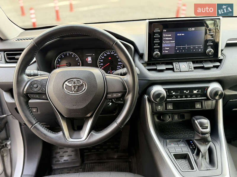 Внедорожник / Кроссовер Toyota RAV4 2019 в Киеве