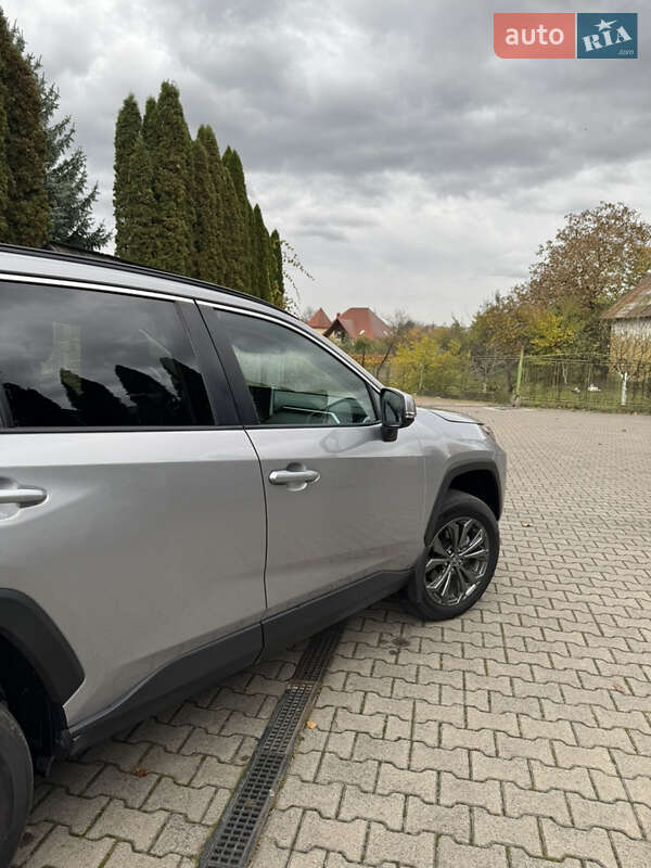 Позашляховик / Кросовер Toyota RAV4 2024 в Надвірній