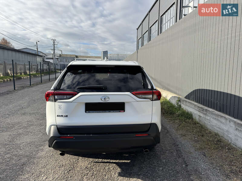 Внедорожник / Кроссовер Toyota RAV4 2021 в Киеве