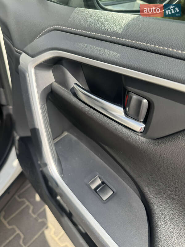 Внедорожник / Кроссовер Toyota RAV4 2018 в Киеве