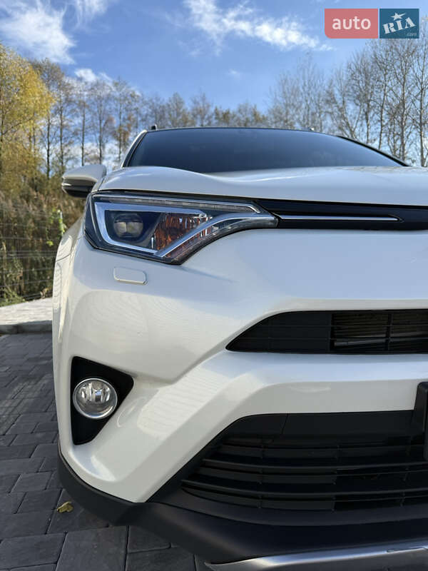 Внедорожник / Кроссовер Toyota RAV4 2017 в Кременчуге