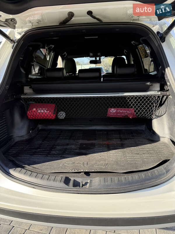 Внедорожник / Кроссовер Toyota RAV4 2017 в Кременчуге