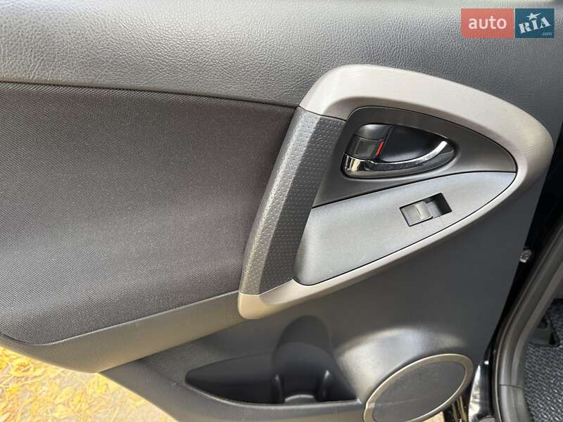 Внедорожник / Кроссовер Toyota RAV4 2007 в Киеве