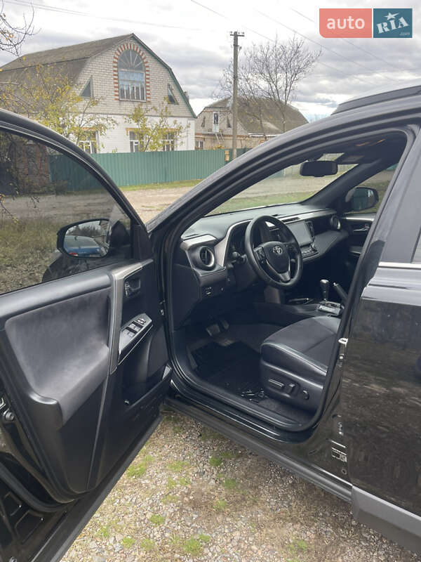 Внедорожник / Кроссовер Toyota RAV4 2017 в Новой Водолаге
