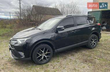 Внедорожник / Кроссовер Toyota RAV4 2017 в Новой Водолаге