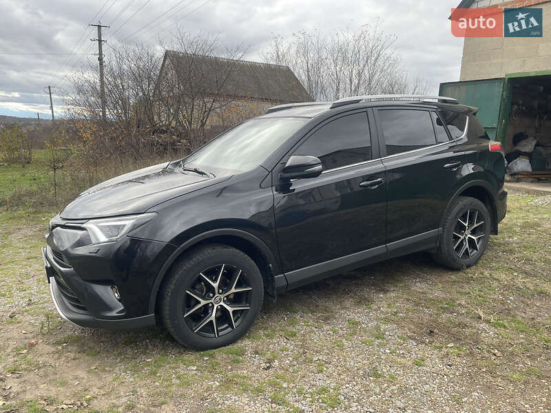 Внедорожник / Кроссовер Toyota RAV4 2017 в Новой Водолаге