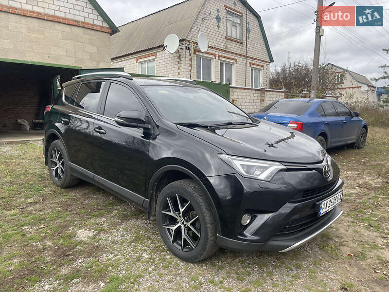 Внедорожник / Кроссовер Toyota RAV4 2017 в Новой Водолаге