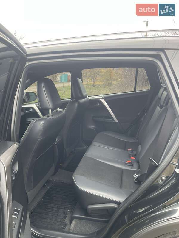 Внедорожник / Кроссовер Toyota RAV4 2017 в Новой Водолаге