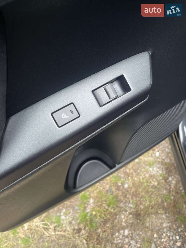 Внедорожник / Кроссовер Toyota RAV4 2017 в Новой Водолаге