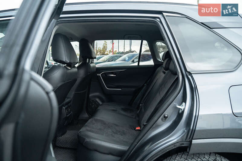 Внедорожник / Кроссовер Toyota RAV4 2019 в Черновцах