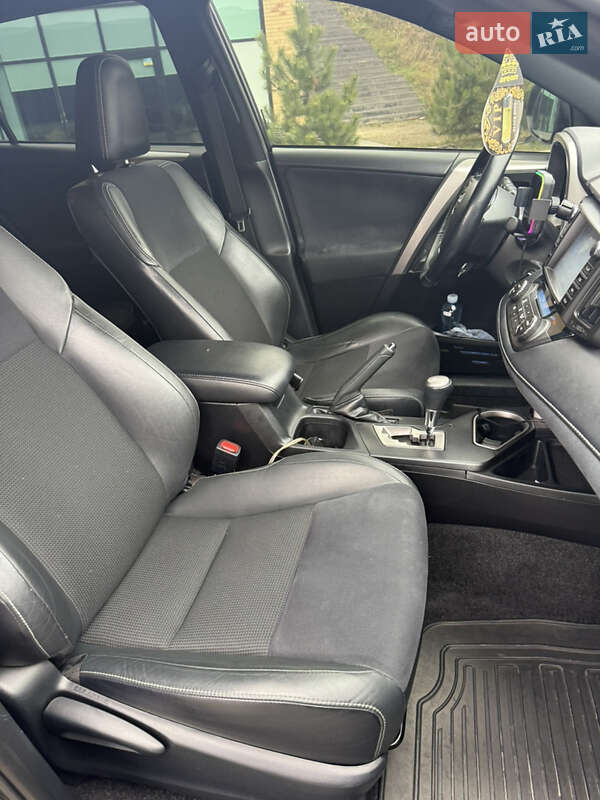 Внедорожник / Кроссовер Toyota RAV4 2017 в Хмельницком