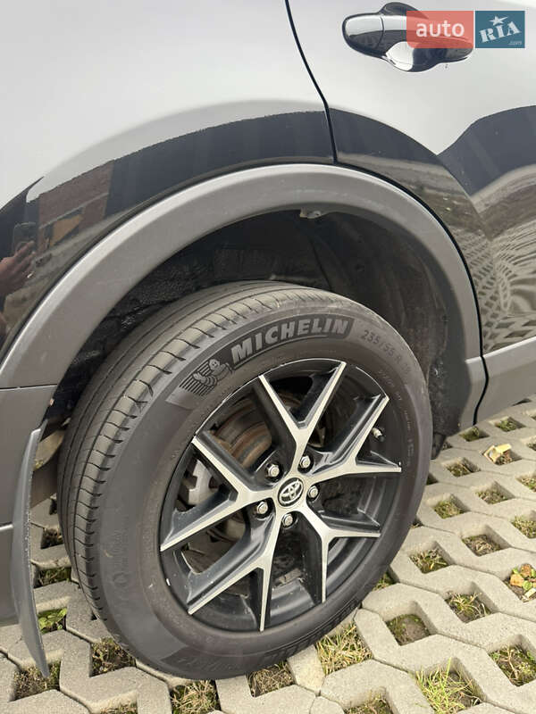 Внедорожник / Кроссовер Toyota RAV4 2017 в Хмельницком