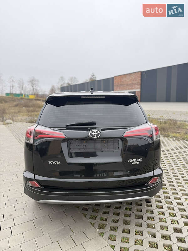 Внедорожник / Кроссовер Toyota RAV4 2017 в Хмельницком